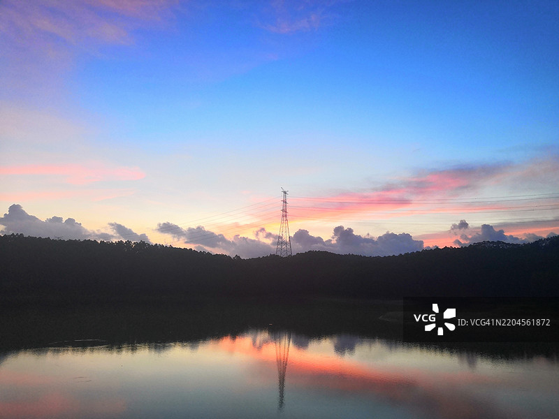日落时分，广东，中国湖泊与天空的美丽景色图片素材