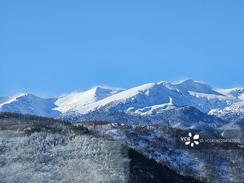 白俄罗斯蓝天映衬下的雪山美景图片素材