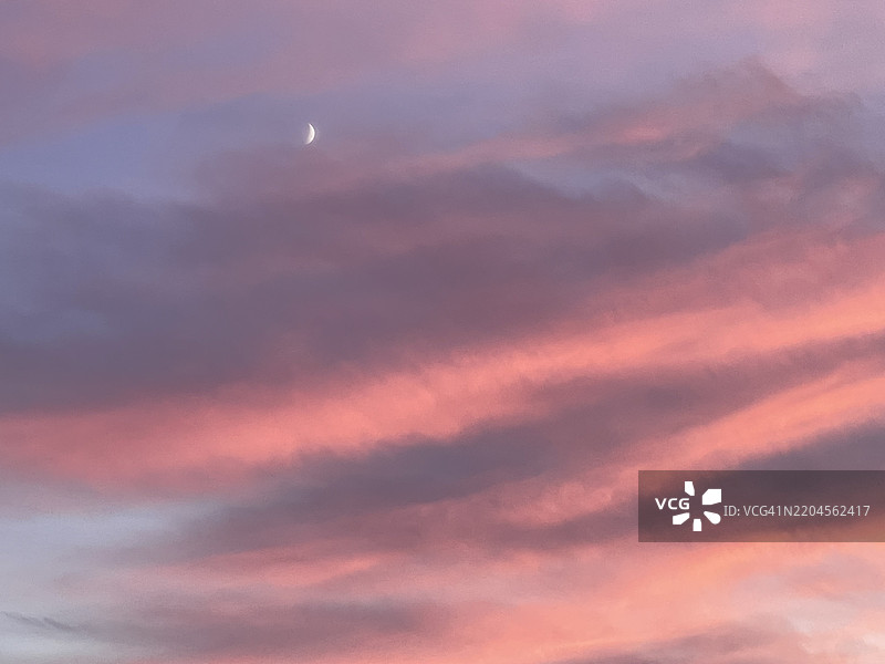 日落时分戏剧性天空的低角度视图，密歇根州麦康布镇，美国图片素材