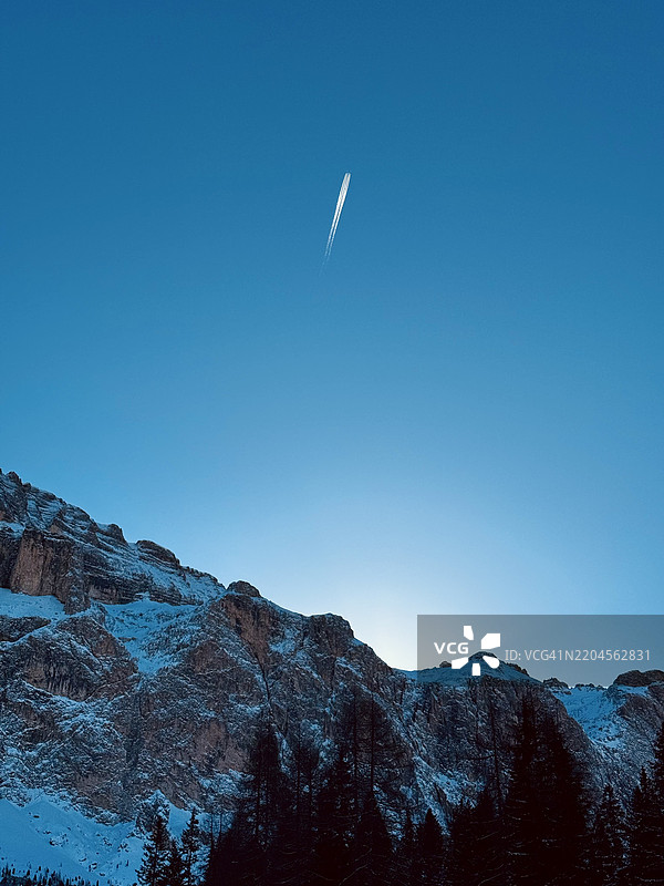 意大利瓦尔加尔德纳的雪山美景与晴朗的蓝天图片素材
