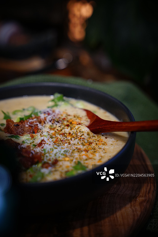 碗里盛着汤的特写镜头图片素材