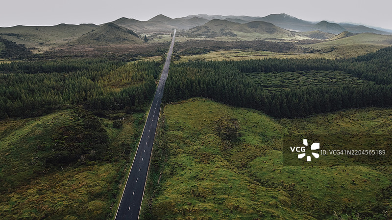 葡萄牙亚速尔群岛的天空下风景如画的景观图片素材
