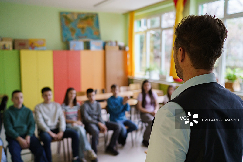 一位老师在学校与孩子们开会图片素材