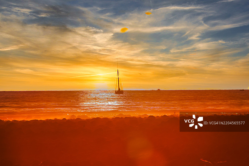 加利福尼亚州蒙特西托的橙色天空下的海景图片素材