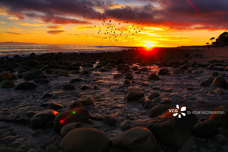 加利福尼亚州蒙特西托日落时的海景图片素材