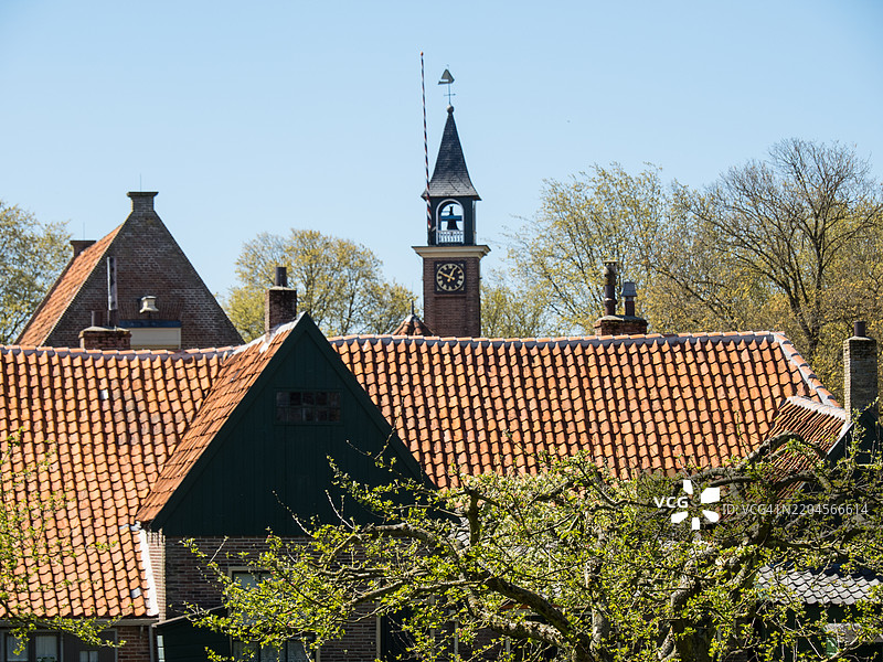 低角度视图的建筑与天空，恩克赫伊泽，荷兰图片素材