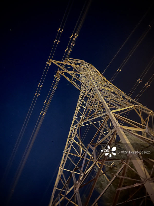 夜空下，电力塔的低角度视图，伊朗马什哈德图片素材