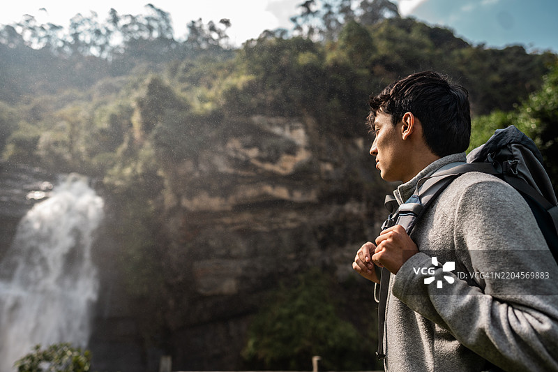 年轻男子在哥伦比亚昆迪纳马卡的胡宁欣赏风景图片素材