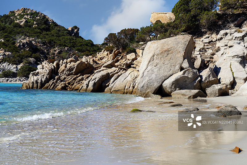 土耳其蓝色的海浪拍打着斯帕尔吉岛拉马达莱纳群岛的白色沙滩和花岗岩岩石，意大利撒丁岛，地中海。图片素材