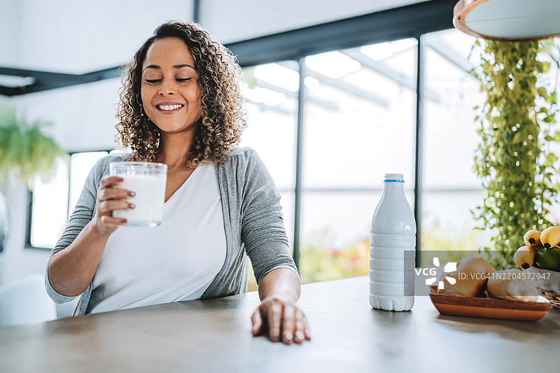 女人喝牛奶图片素材