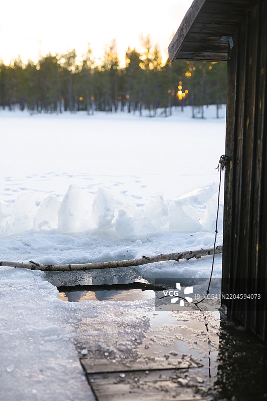 雪地上的冰浴洞图片素材