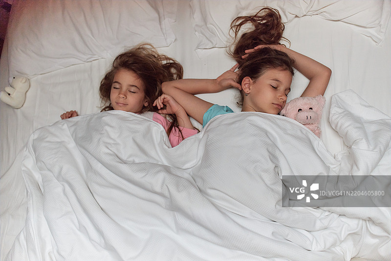 美丽的女孩们一起睡觉图片素材
