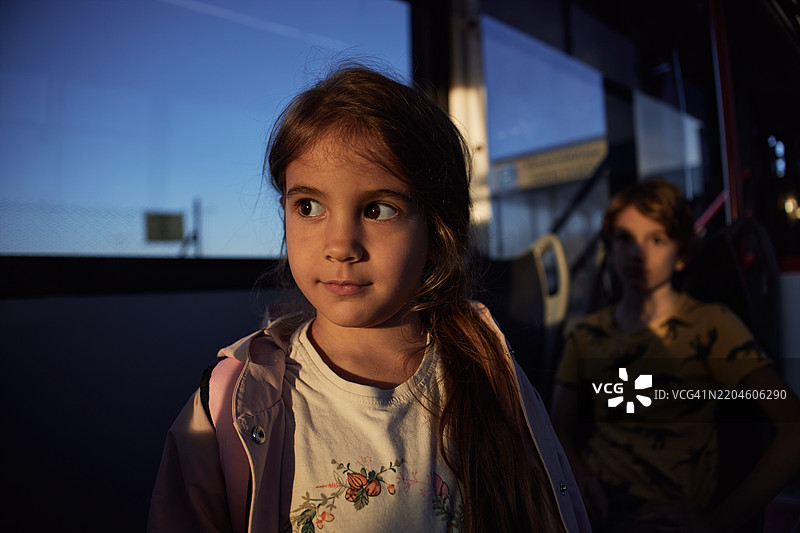 早晨的公交车行驶图片素材