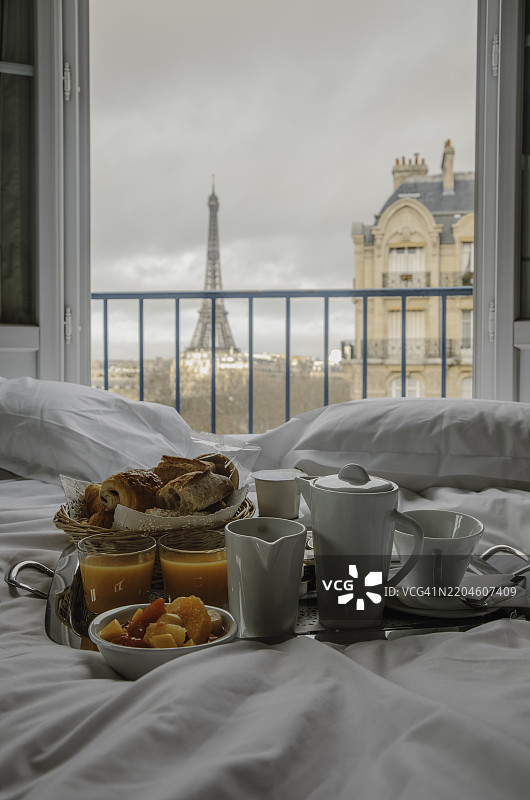 优雅的巴黎早餐，俯瞰埃菲尔铁塔，位于法国巴黎图片素材