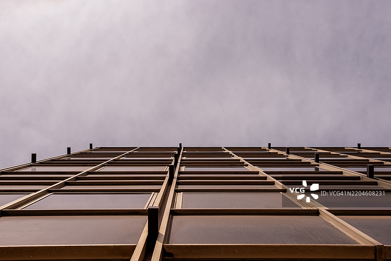 现代建筑外立面直指多云的天空图片素材