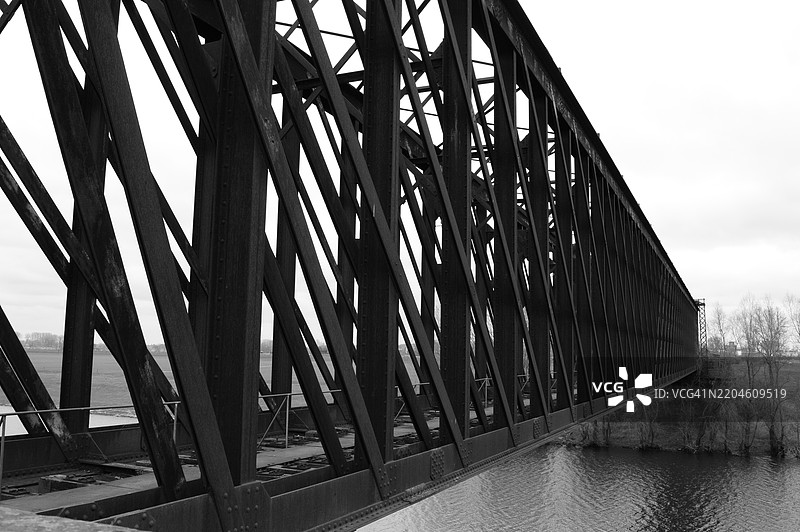 低角度视图的桥与天空相映成趣图片素材