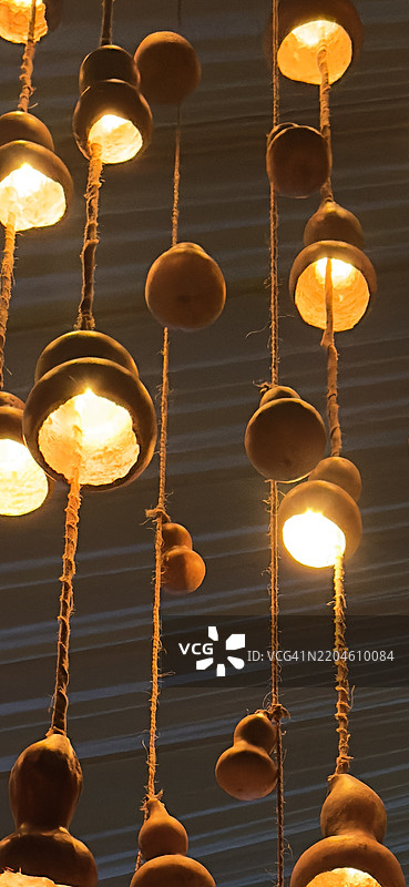 从低角度看悬挂在天花板上的照明吊灯图片素材