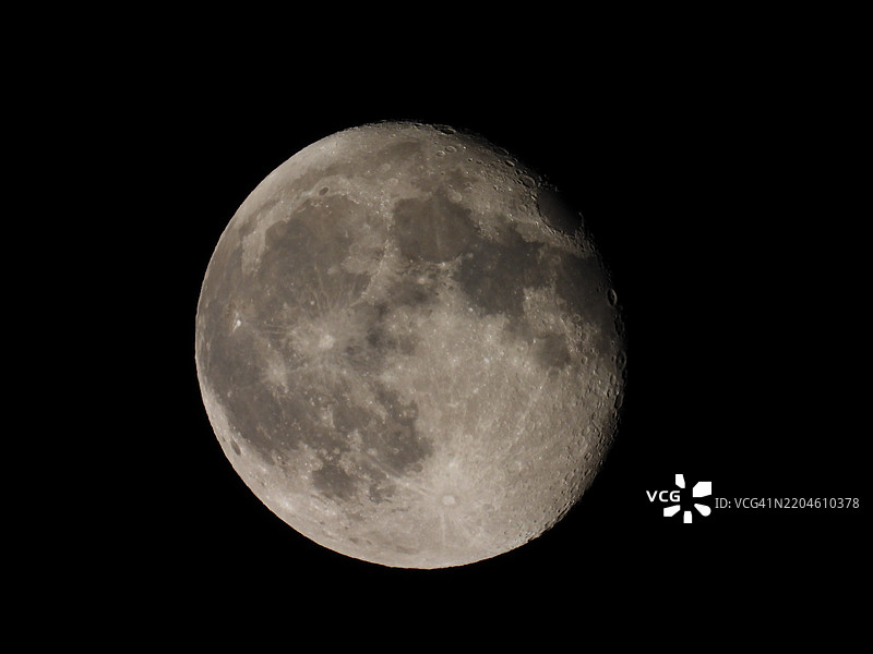 夜空中清晰的月亮特写，爱尔兰利默里克图片素材