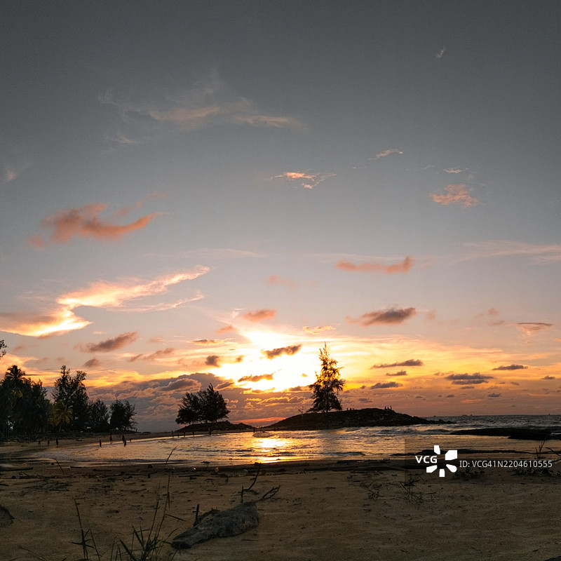 马来西亚砂拉越日落时分的海滩美景与天空相映成趣图片素材