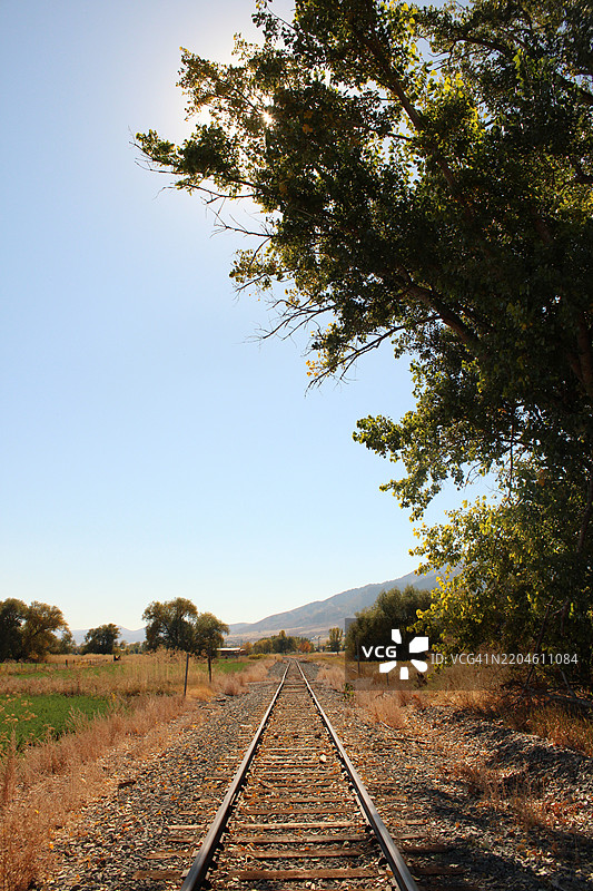 明登，犹他州，美国的清澈天空下的田野美景图片素材