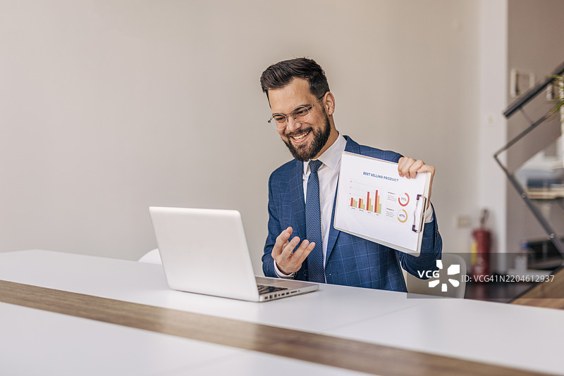 商人正在办公室通过视频通话展示图表图片素材