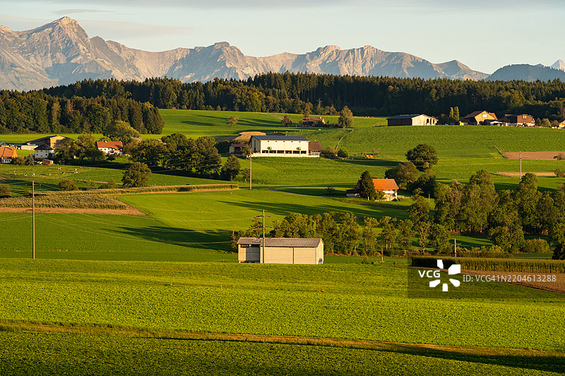 田野与天空的美丽景色图片素材