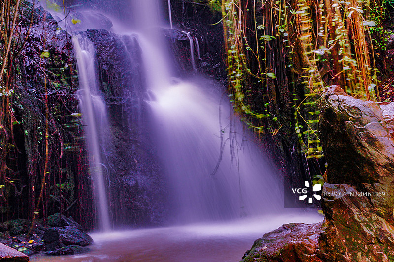 肯尼亚东非基安布县中央省的失落天堂瀑布水景风光图片素材