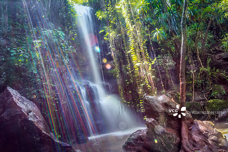 肯尼亚东非基安布县中央省的失落天堂瀑布水景风光图片素材