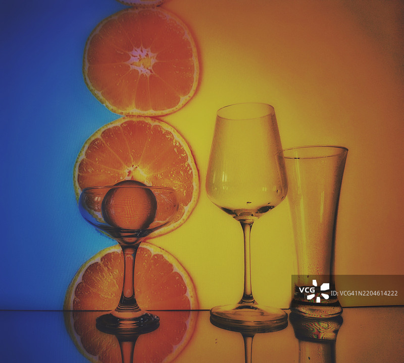 桌子上靠墙摆放的香槟杯特写图片素材