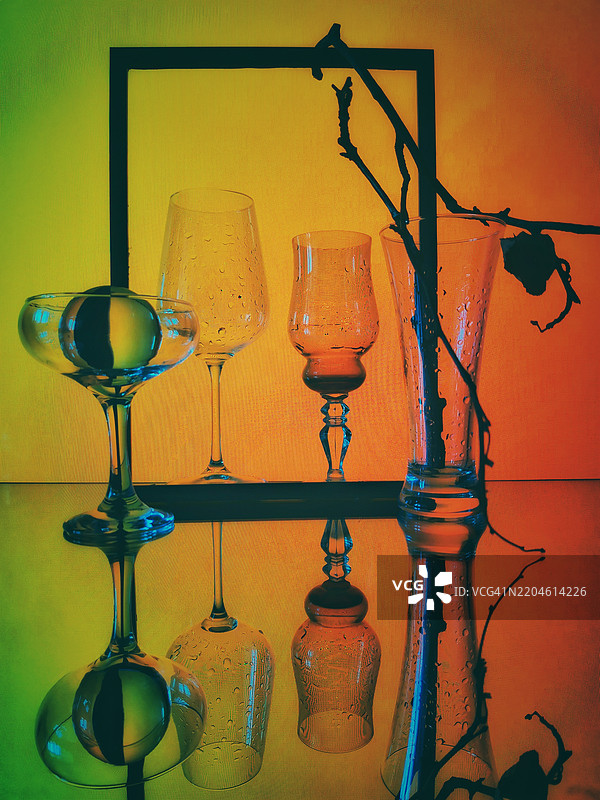 桌子上靠墙放着的眼镜特写图片素材