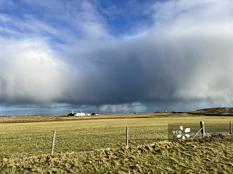 田野与天空的美丽景色，泰瑞岛，英国图片素材