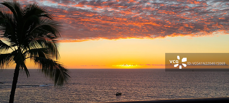 夏威夷县，夏威夷，美国，橙色天空下的海洋美景图片素材