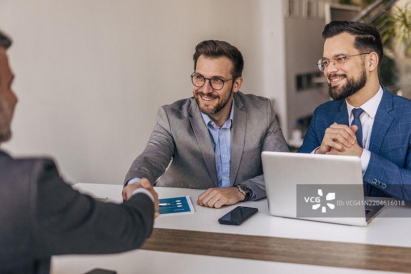 商人在成功的工作面试后握手。图片素材