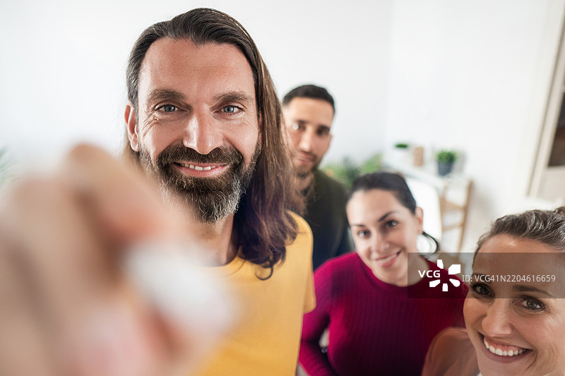 创意商业团队在会议期间在透明白板上绘图图片素材