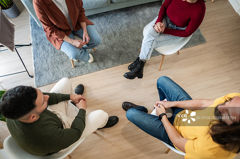患者们坐成一圈，在团体治疗会议上讨论心理健康。图片素材