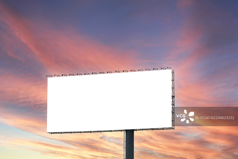 空白广告牌媒体展示与天空图片素材