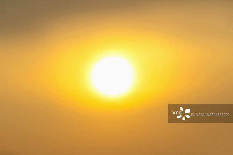 热浪，炙热的阳光，热射病，来自太阳的全球变暖，燃烧，气候变化，全球沸腾图片素材