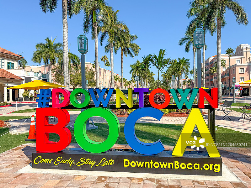 米兹纳公园内的博卡拉顿市中心大型彩色字母图片素材