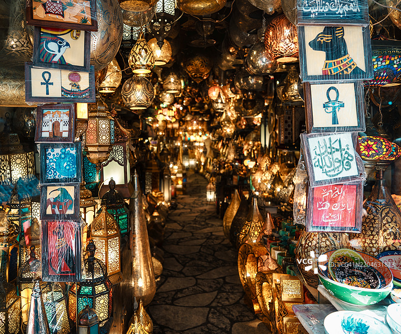 开罗汗哈利利市场内的商店景观：阿拉伯风格灯具的世界图片素材
