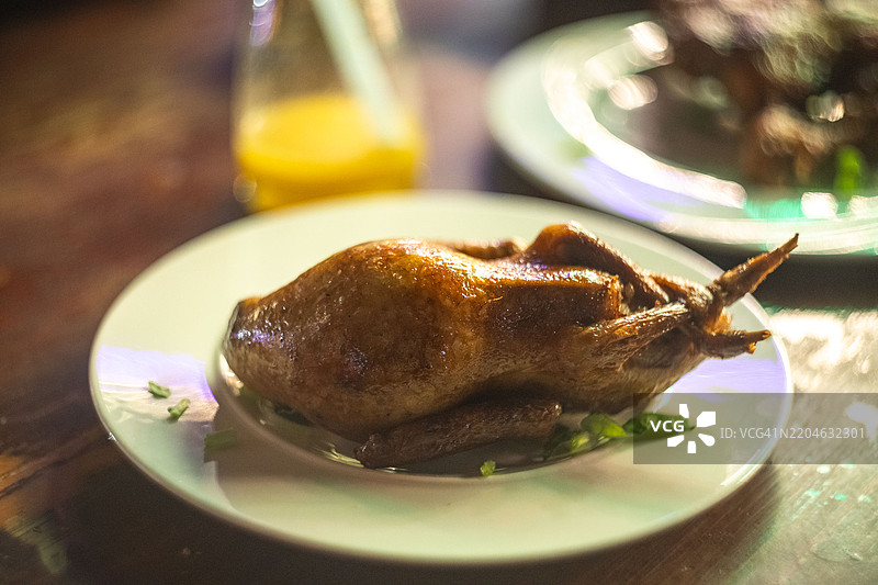 阿斯旺尼罗河畔餐厅的埃及努比亚菜肴特写图片素材