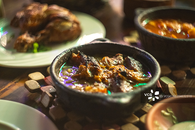 阿斯旺尼罗河畔餐厅的埃及努比亚菜肴特写图片素材