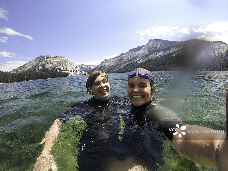 母亲和儿子在优胜美地国家公园的特纳亚湖游泳图片素材