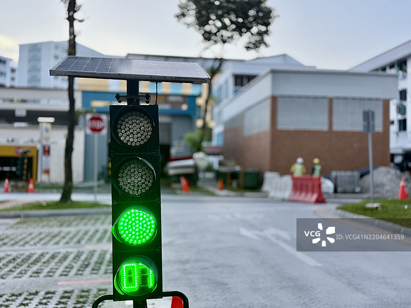 临时太阳能LED交通信号灯图片素材