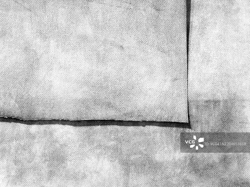 白色和灰色织物的特写，具有纹理和剪裁。黑白色调。阳光照射。比利时布鲁塞尔。图片素材