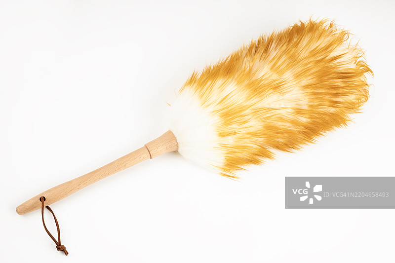 白色背景上的柔软鸵鸟羽毛掸子。图片素材