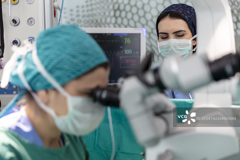 外科医生在手术中穿着全套手术装备。图片素材