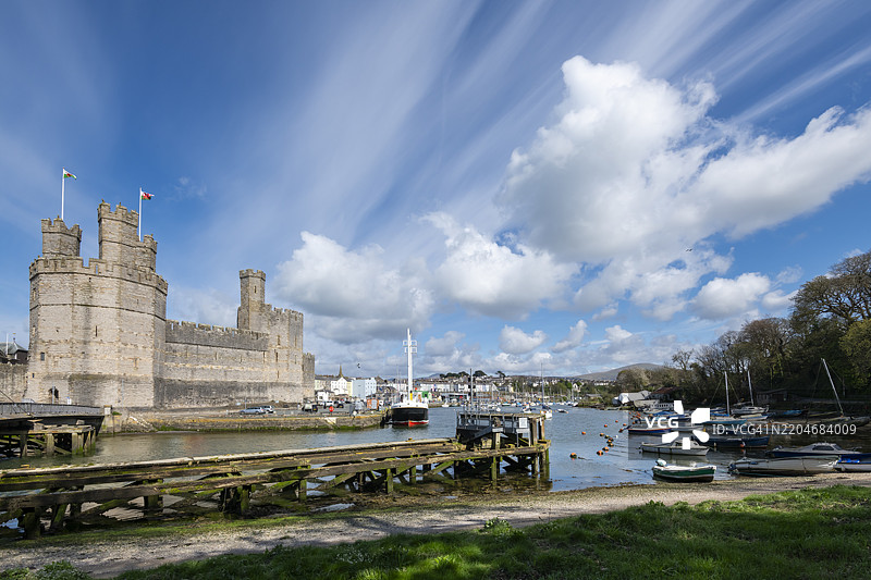 凯尔纳芬城堡和塞翁特河上的船只图片素材