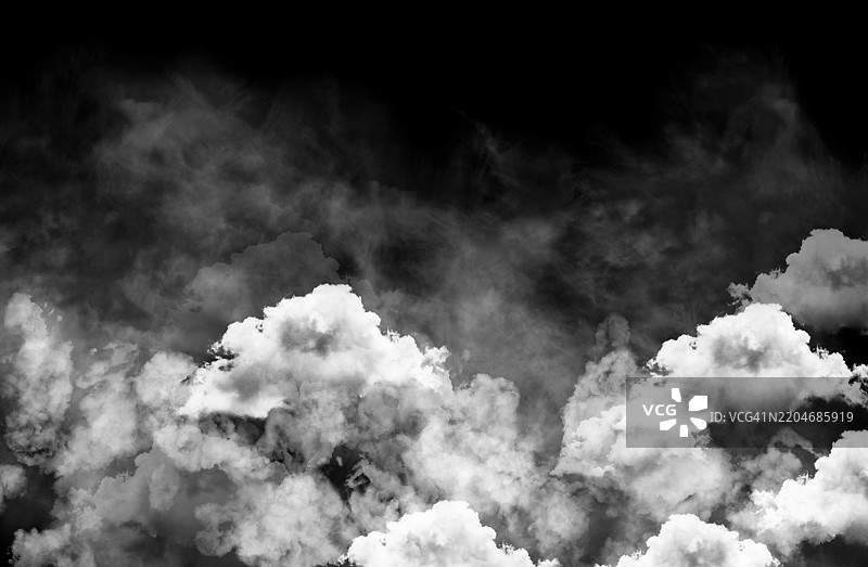 一张黑白照片，展示了多云的天空，中间有一朵白云。图片素材