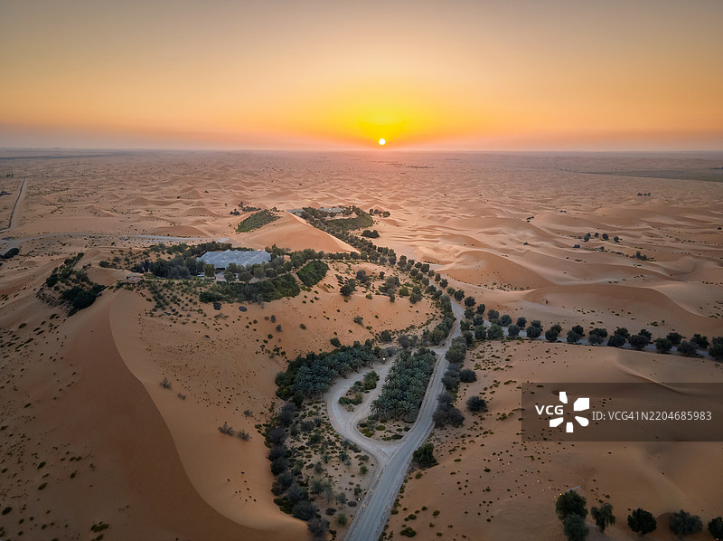 宁静沙漠景观上的壮丽日落图片素材