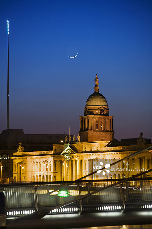 都柏林爱尔兰利菲河上的海关大楼黄昏时分，码头区图片素材